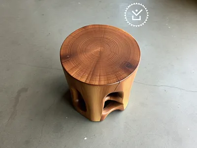 Tabouret sculpté en bois massif · Libreville