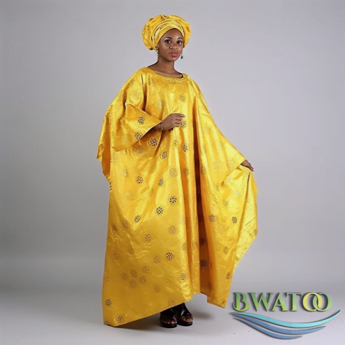 Boubou Élégant en Bazin Riche – L’Écho de la Mode Africaine Authentique